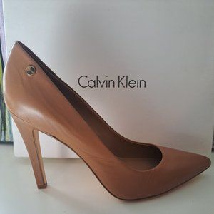 CALVIN KLEIN| Caramel pointed pump